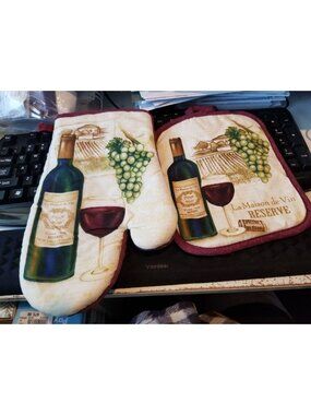 Kitchen Pot Holders  Oven MItt 2 piece White Grape Bottle and Glass